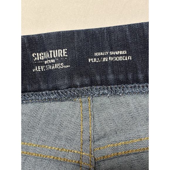 Levi's Signature Women's 18 Totally Shaping Pull On Bootcut Jeans Cowgirl Rodeo - Picture 3 of 9